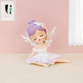 Dettaglio di ballerina con capelli viola e ali bianche su sfondo rosa pastello - 6A Ragazza di balletto seduta con capelli viola