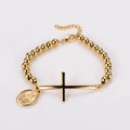 Detalle de pulsera de cuentas doradas con placa de cruz y colgante de icono religioso - Dorado