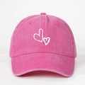 Roze gewassen denim baseballpet met twee witte hartjes prints op een witte achtergrond - Eén maat / Rozerood