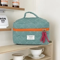 Borsa da trucco trapuntata a scacchi verdi e bianchi con zip arancione e nappa vivace - Verde