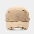 Détails d'une casquette de baseball vintage usée montrant le coton effiloché et déchiré - Kaki