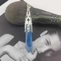 Colgante de cristal azul hexagonal con montura plateada para yoga y meditación - Ágata Azul (Sin Cadena)