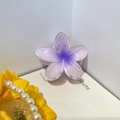 Pinza para el cabello de flor plumeria con degradado púrpura y acabado brillante - 8cm / Morado