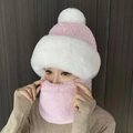 Détail du bonnet à oreillettes en peluche rose et blanc avec fausse fourrure épaisse - Rose