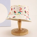 Detailaufnahme Kinder-Anglerhut mit bunten Regenbogen-Stickereien und Text auf Baumwolle - Kinder Einheitsgröße / Cremeweiß (Nice/Regenbogendruck)