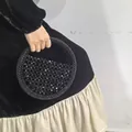 Borsa a mano artigianale di perline nere con silhouette a mezzaluna e manico tondo - Nero