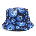 Dettaglio del cappello alla pescatora blu con motivo Evil Eye e cuciture in tela di cotone - Stile C Nero
