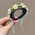 Detalle de pinza negra para el pelo con flor verde, cristal amarillo y flecos de plata - Estilo 2 / Flor Beige
