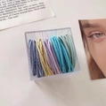 Coleteros elásticos de colores para bebé en caja transparente con tonos amarillo y azul - Caja Cuadrada Color Niña (50 Unidades)