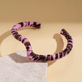 Detail van roze en zwarte luipaardprint leren open armband op een stenen voetstuk - Onregelmatig Geometrisch Open (HB4628) / Roze (Roze-zwart Zebra)