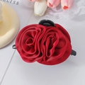 Eleganter weinroter Satin-Rosen-Haarclip für Damen auf ästhetischem Blumenhintergrund - Burgunderrot