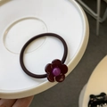 Détail d'un élastique à cheveux fleur marron café avec perle violette sur plateau blanc - Petit Élastique à Cheveux Fleur / Fuchsia