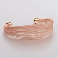 Elegante brazalete abierto de hilo trenzado multicapa en oro rosa con extremos de bola - Oro rosa