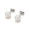 Orecchini geometrici in perla e acciaio al titanio lucido su uno sfondo bianco pulito - Perla Grande Base Argentata (KE76009-K) / Argento