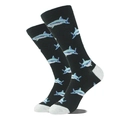 Détail de chaussettes mi-hautes avec motif requin bleu sur tricot en coton noir - Taille unique / Requin Noir