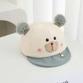 Dettaglio del cappello da orso per neonati con cotone crema e ricamo carino di orsetto - Berretto da Baseball - Verde