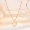 Dettaglio della collana con ciondolo a cuore dorato e intarsio in madreperla bianca - Bianco Chiaro di Luna