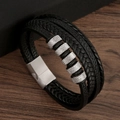 Primer plano de pulsera multicapa de cuero trenzado negro con cierre de metal plateado - Plata