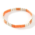 Detail eines böhmischen Tila-Armbands mit orangefarbenen, weißen und goldenen Perlen - Orange/Weiß/Gold