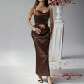 Robe longue élégante en satin marron à bretelles pour femme en studio professionnel - S / Marron