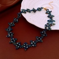 Dettaglio della collana di fiori con perline iridescenti e chiusura regolabile in oro - Collana-Blu