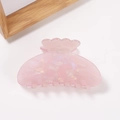 Pince à cheveux 9cm rose nacré semi-transparente avec bord ondulé et texture coquille - Rose