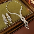 Set collana e orecchini in argento con strass e nappe su uno sfondo verde - Set di collana e orecchini con nappine argentate (HN6201)