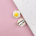Dettaglio di fermagli per capelli in resina a forma di uovo fritto con bianco e tuorlo - Clip a Becco d'Anatra Uovo al Tegamino (1 pz)