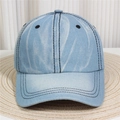 Primer plano de gorra de béisbol en denim lavado azul claro con doble costura negra - Estilo 23-Azul Pálido Mezclilla Lavado Patchwork