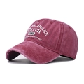 Détail d'une casquette de baseball en coton délavé vintage avec broderie blanche de qualité - Réglable / Bordeaux