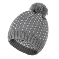 Dettaglio del berretto grigio a maglia con cuori, pompon in pelliccia e fodera in pile - Grigio