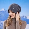 Bonnet en tricot rayé gris foncé avec bord roulé et plaque logo en métal pour hiver - Gris foncé
