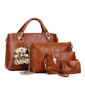 Set de 4 bolsos marrones con grabado, incluye bolso de mano, bandolera y colgante de oso - Marrón Amarillento