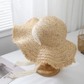 Lace-up raffia sun hat with frayed edges and wide brim for summer beach vacations - M (56-58cm) / Coarse Raffia Wavy Edge