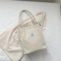 Beige Tragetasche aus Waffelstrick mit gewebten Henkeln und minimalistischem Aufnäher - Weiß