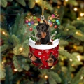 Weihnachts-Dobermann-Hund Anhänger in roter Schneeflocken-Socke für den Baum - Dobermann Typ 2