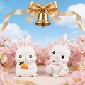 Lindas figuras de conejito de resina con zanahoria y corazón en un entorno floral - Conejo Zanahoria