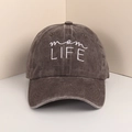 Detalle de bordado mom LIFE en gorra de béisbol de algodón gris oscuro lavado - Café Lavado