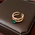 Detail eines 18K vergoldeten Doppelrings mit grünem Herz-Edelstein und Pavé-Besatz - Herzform Edelstein Doppelschicht Offener Stil / Gold-Grün