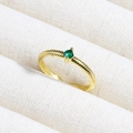 Detail of 18K gold plated ring with green zircon and textured twisted band in a jewelry box - Green Stone Spiral Band (款式4)