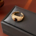 Detail eines Vintage-Goldrings mit braunem Tigerauge und Zirkonia auf schwarzer Box - Vintage Tigerauge Offener Stil / Gold-Braun