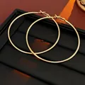 Grandi orecchini a cerchio dorati minimalisti con design sottile su pelle nera - 7cm di Diametro / Perno in Argento-Oro (7cm)