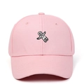 Ricamo dettagliato di un astronauta su un cappellino in cotone rosa con cuciture fini - Regolabile / Rosa
