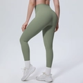 Detailansicht der olivgrünen Yoga-Leggings mit V-Naht für Formgebung und hohen Bund - S / Zederngrün