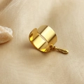 Eleganter goldener offener Ring mit einem feinen Federanhänger und glattem Metallfinish - Goldener Feder-offener Ring