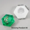 Détail du moule hexagonal en silicone et pendentif résine avec feuille d'or, 3,5 cm - Pendule No. 6
