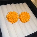 Elegantes pendientes de perlas naranja brillante con un diseño de flor esférica para mujer - Estilo de Fuegos Artificiales de Perlas Naranjas / Naranja Brillante