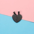 Ensemble de pendentifs cœur fendu en acier inoxydable noir poli sur fond bicolore - Noir (Moitié de Cœur Gauche + Droite)
