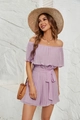 Dettaglio della tutina lilla a pieghe con spalle scoperte e cintura in tessuto chiffon - S / Viola Chiaro
