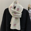 Écharpe en maille crème avec motif floral bordeaux sur un manteau en laine noir - Beige